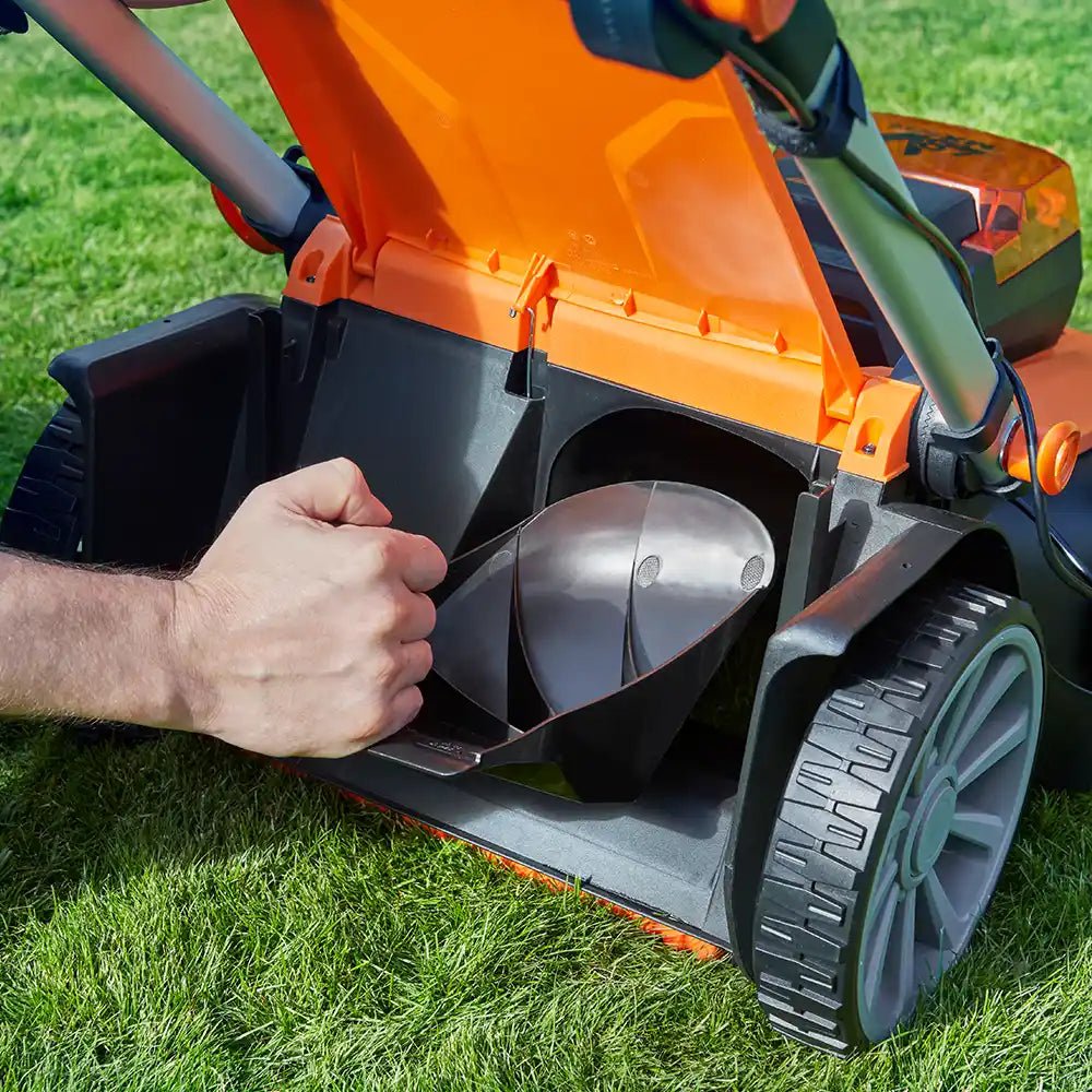 LawnMaster_48V46cmCordlessLawnMower_mulchplug
